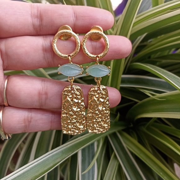 Handmade gold platted stone studded drop earrings - Picture 7 of 10